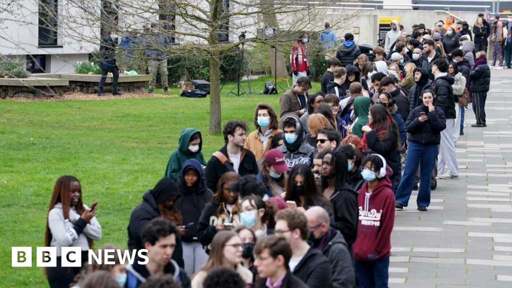 What are the symptoms of meningitis and is there a vaccine?