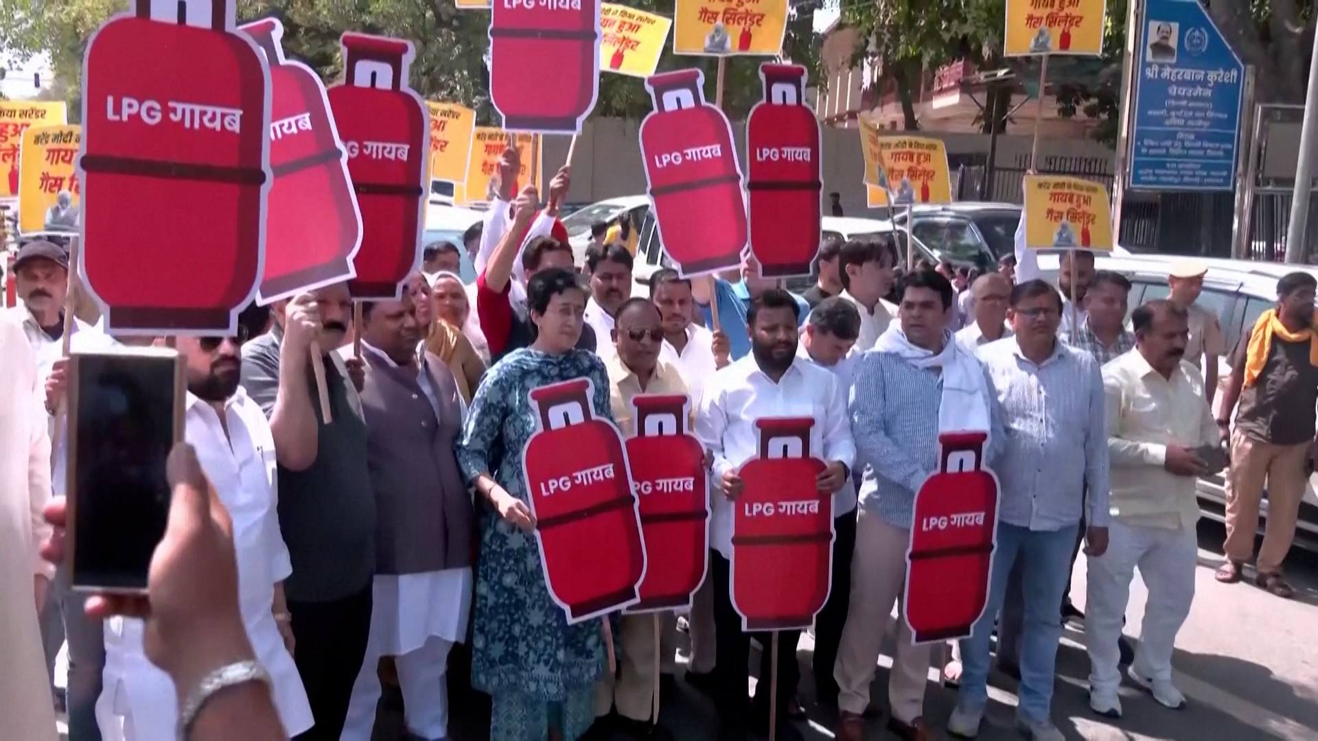 Protest in India over cooking gas crisis