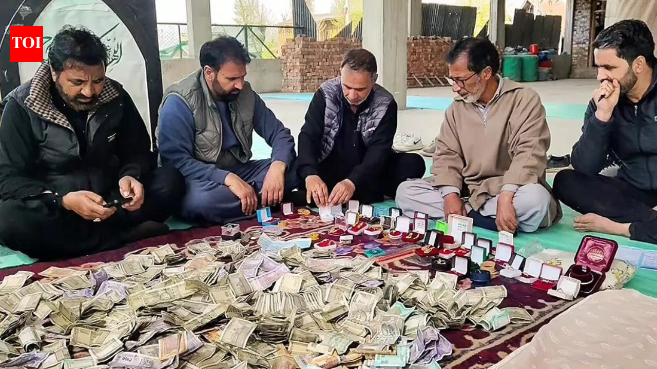 From piggy banks to gold, Kashmir rallies for Iran