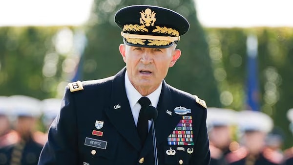 अमेरिका ने अपने सेना प्रमुख को किया 'जबरन रिटायर', क्या ट्रंप नाराज हैं?