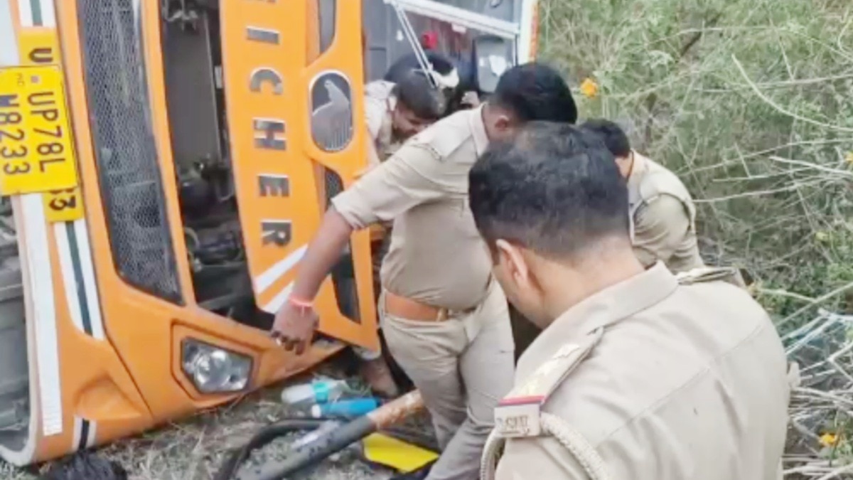 यात्रियों को बचाते-बचाते खुद हार गए जिंदगी… महोबा में रोडवेज बस और ट्रक की भिड़ंत, ड्राइवर मोहम्मद आजाद की मौत