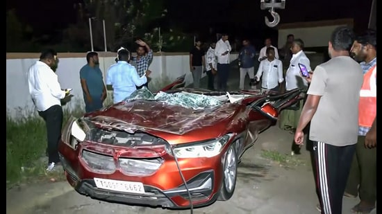 Prominent advocate in Andhra HC dies after concrete mixer flattens luxury car