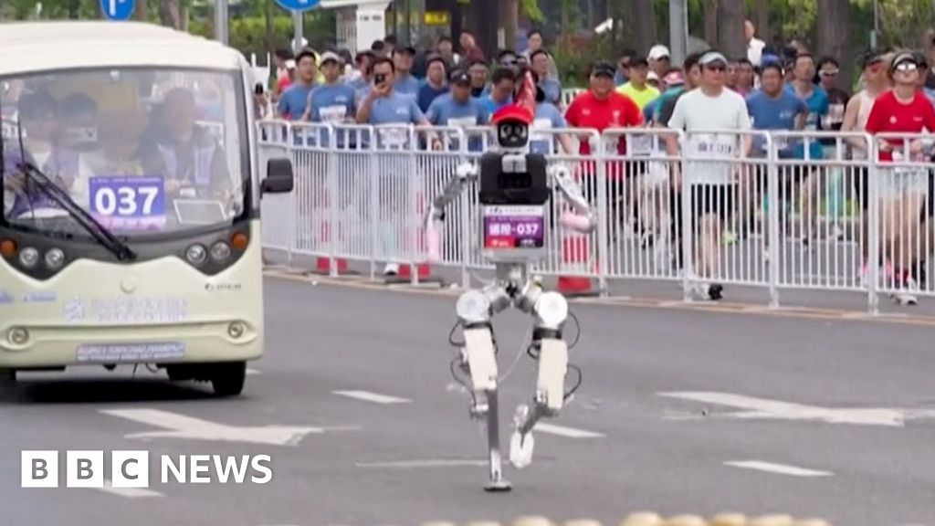 Watch: Runners v robots at China half marathon