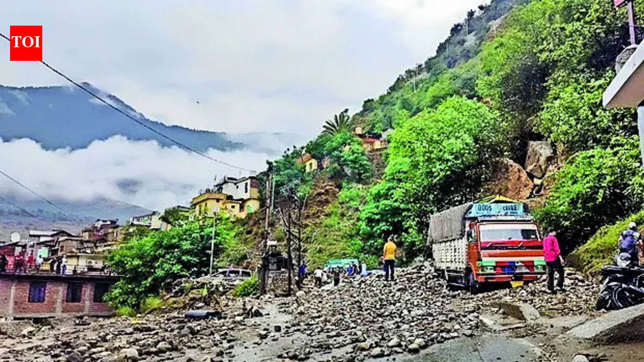 J&amp;K: Heavy rain triggers landslide near Kwar power project site, blocks Doda-Kishtwar highway