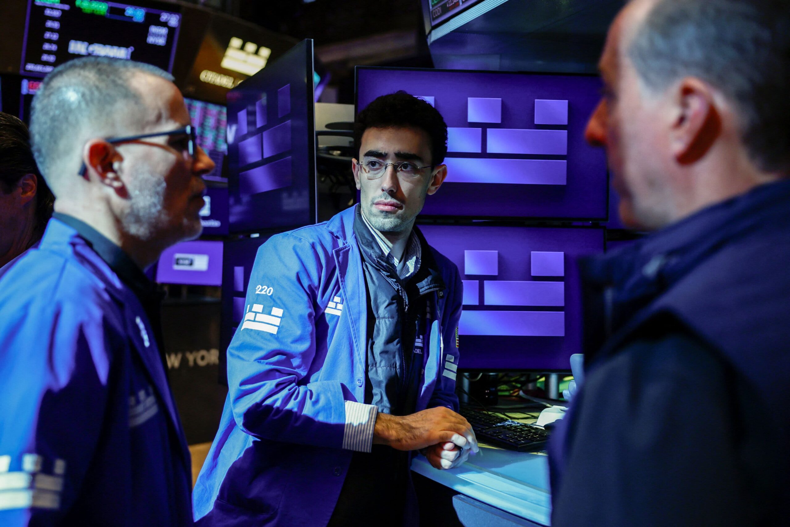 Treasury yields rise to start the week; traders look ahead to Fed minutes