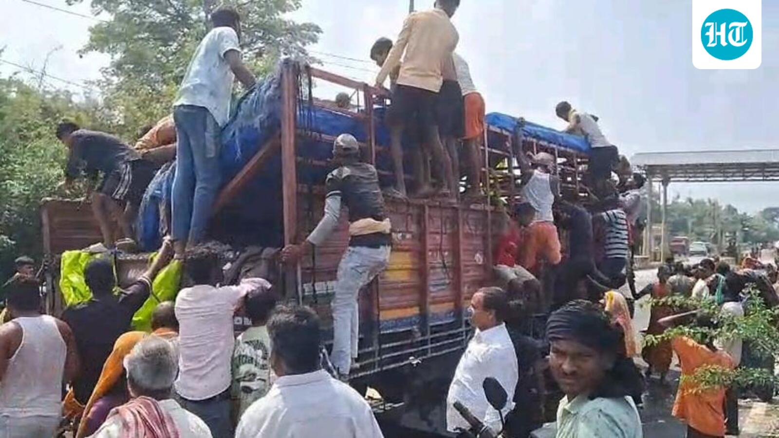Mini-truck crashes into road divider in dry Bihar; locals loot liquor bottles as driver flees